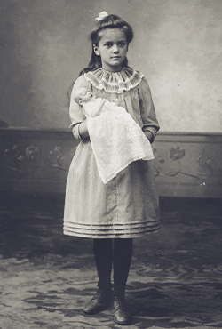 Adrienne von Speyr da bambina, con la sua bambola