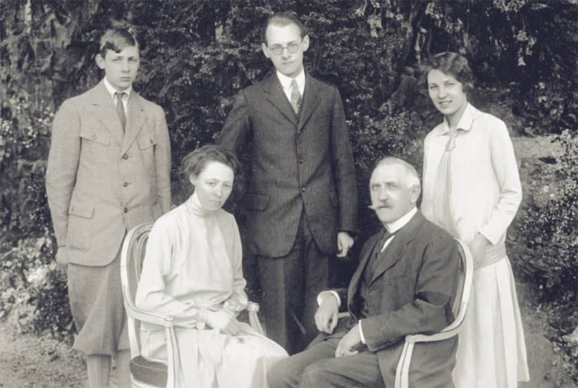 Hans Urs von Balthasar como estudiante universitario junto a su familia, él en el centro, sus padres sentados, su hermano Dieter y la hermana Renée de pie.