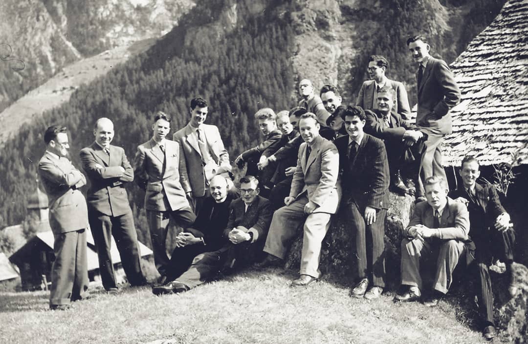 バルタザール、スイスで夏の神学講座中、学生のグループと共に(1948年)