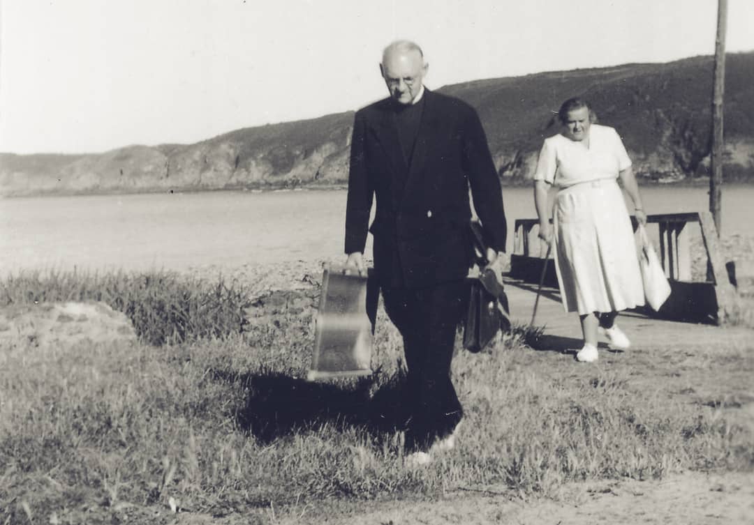 Hans Urs von Balthasar y Adrienne von Speyr en Saint-Quay, Bretaña, Francia, durante unas vacaciones de la Comunidad San Juan, verano de 1954.