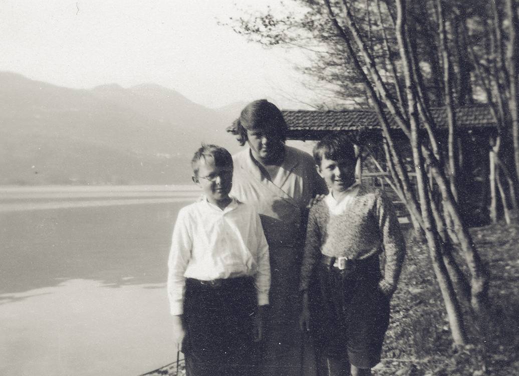 Adrienne von Speyr vers 1930, avec Noldi et Niggi (Arnold et Nikolaus), les enfants de son premier mari, Emil Dürr
