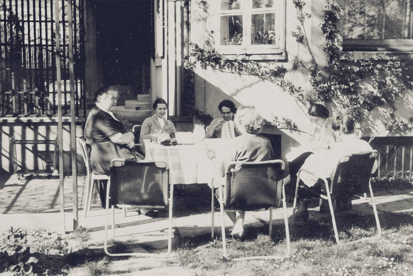 Adrienne von Speyr con un gruppo di donne della Comunità San Giovanni