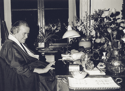 Adrienne von Speyr en 1965, à son bureau